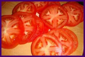 Pomidorlar varikoz tomirlari bilan oyoqlarda og'riq va og'irlikni yo'qotishga yordam beradi